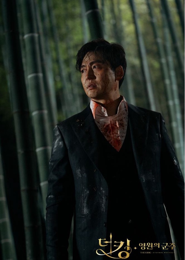 《永遠的君主》李敏鎬黑衣人路透曝光？網狂猜黑衣人身分，穿越還藏「莫比烏斯環」概念