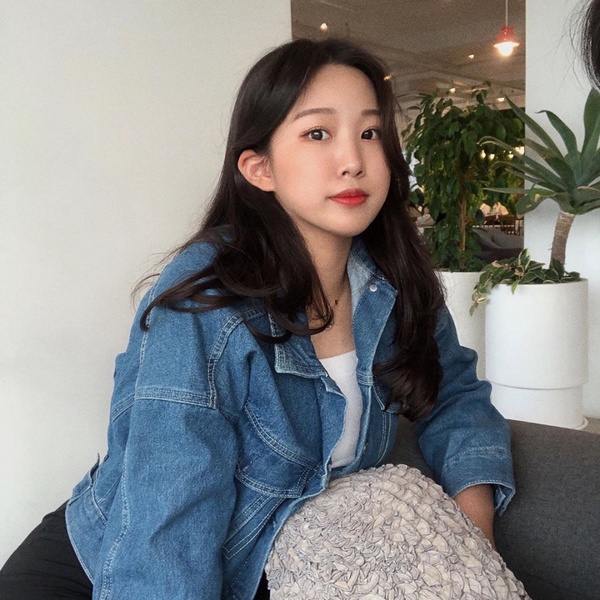胸大穿什麼都虎背熊腰？豐滿女孩顯瘦關鍵「材質X版型」，大胸女孩顯瘦穿搭TIPS都在這