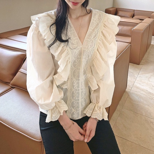 胸大穿什麼都虎背熊腰？豐滿女孩顯瘦關鍵「材質X版型」，大胸女孩顯瘦穿搭TIPS都在這