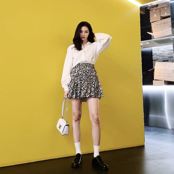 孫藝珍把醜單品穿出女神風格！女星襯衫穿搭技巧，韓素希、LISA是韓網推最強穿搭範本！