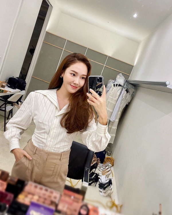 孫藝珍把醜單品穿出女神風格！女星襯衫穿搭技巧，韓素希、LISA是韓網推最強穿搭範本！