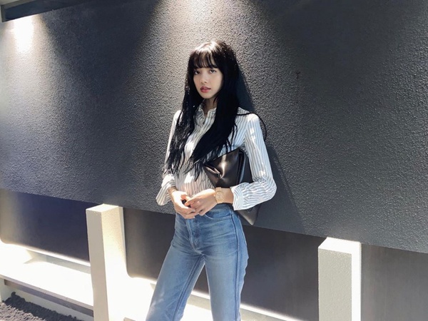 孫藝珍把醜單品穿出女神風格！女星襯衫穿搭技巧，韓素希、LISA是韓網推最強穿搭範本！