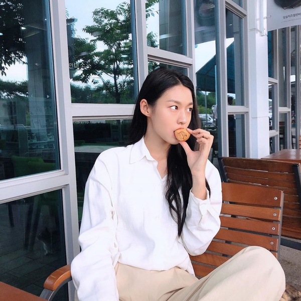 孫藝珍把醜單品穿出女神風格！女星襯衫穿搭技巧，韓素希、LISA是韓網推最強穿搭範本！