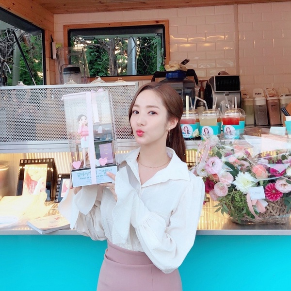 孫藝珍把醜單品穿出女神風格！女星襯衫穿搭技巧，韓素希、LISA是韓網推最強穿搭範本！