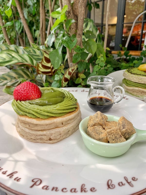 爆餡的抹茶岩漿！九州鬆餅推「抹茶岩漿蕨鬆餅」，香濃抹茶超邪惡，搭蕨餅太美味！