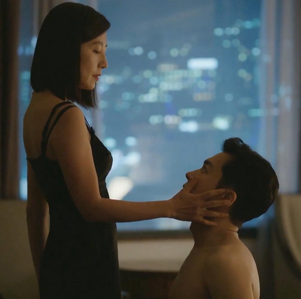 《夫婦的世界》結局前因大尺度被開罰！善雨被暴打滿臉血、和前夫露骨床戲，口味真的重