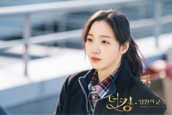 《永遠的君主》網友6大解析！亞瑟王傳說有隱喻，袞乙接吻藏聖經畫作，誰將背叛李袞？