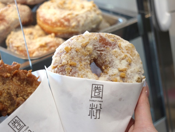 鹹蛋黃搭上甜甜圈！新開幕「圈粉」超狂脆皮甜甜圈，裹上特製酥炸麵衣，酥脆滋味超涮嘴