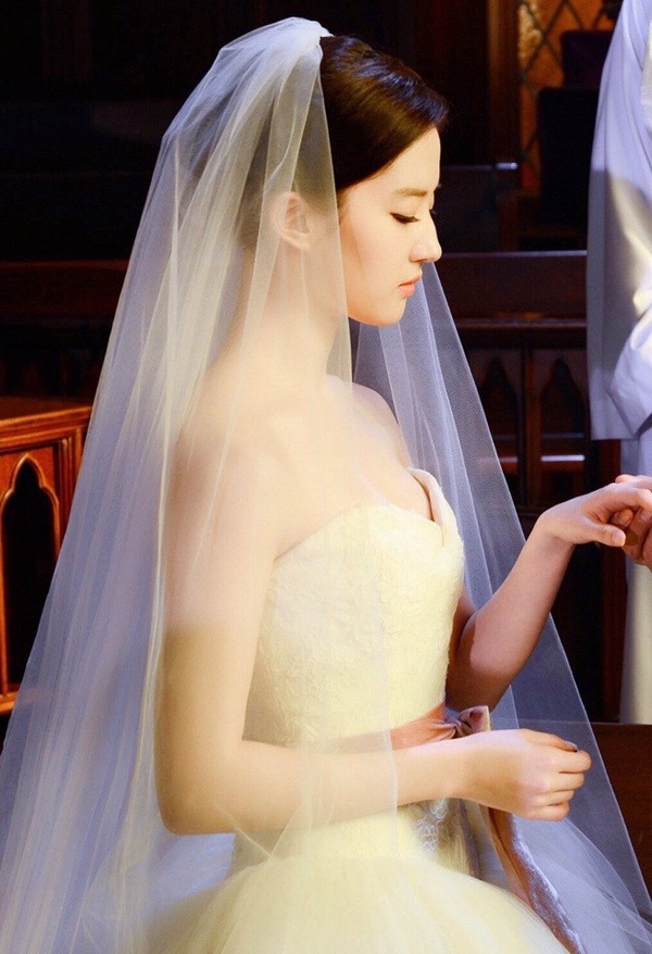 迪麗熱巴《幸福，觸手可及》婚紗超美！10個陸劇裡最美婚紗造型，楊紫好甜，劉詩詩好仙