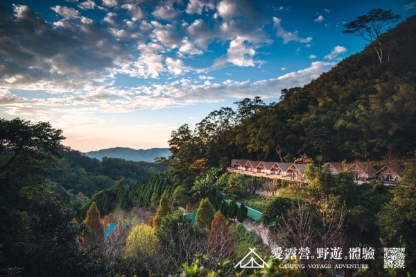 新竹「斑比跳跳」露營區推薦！住在樹屋上超浪漫、露天電影院吸睛指數破表！