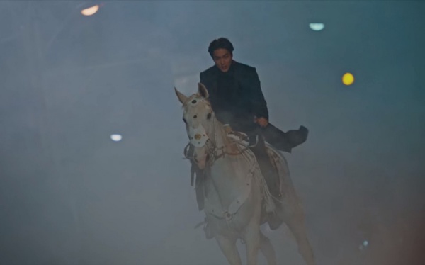 《永遠的君主》李敏鎬「皇帝臨幸」好羞！公主抱回寢宮，吻脖子&4段深吻，符咒威力太強