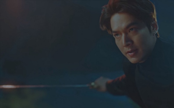 《永遠的君主》李敏鎬「皇帝臨幸」好羞！公主抱回寢宮，吻脖子&4段深吻，符咒威力太強
