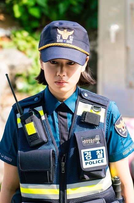 《他人即地獄》中，安恩珍也飾演了一個正義女警