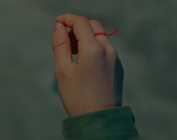 《永遠的君主》溜溜球男孩解析2：網友分析，紅線斷了，兩個世界可能會分崩離析。