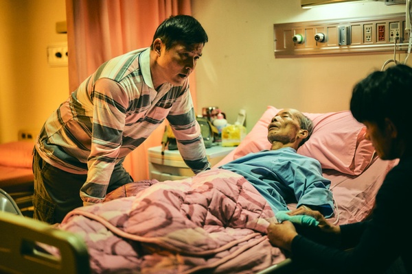 《做工的人》講出小人物心酸！沒錢生不起病、辛苦錢被騙光，網友：笑到最後卻哭了
