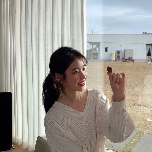 韓系馬尾綁法教學！IU、朴信惠馬尾綁出少女感，髮型師詳解髮型重點＆變化款馬尾！