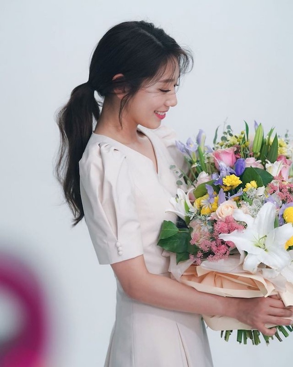 韓系馬尾綁法教學！IU、朴信惠馬尾綁出少女感，髮型師詳解髮型重點＆變化款馬尾！