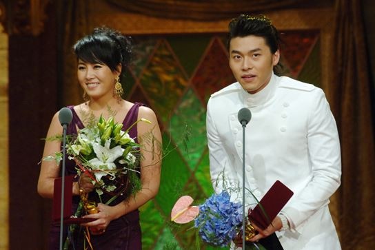 《愛的迫降》前世今生2：玄彬&amp;徐智慧 15年前的頒獎者&amp;最佳新人
