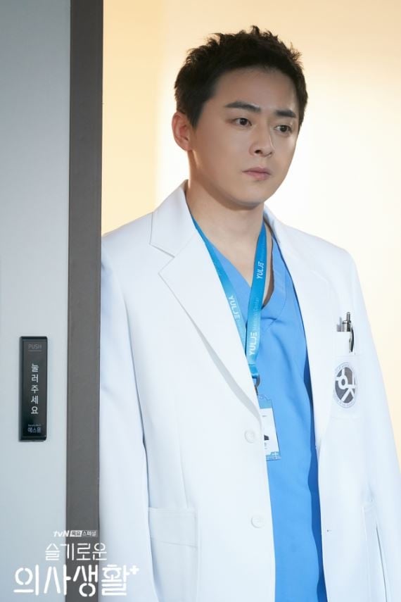 《機智醫生生活》曹政奭&柳演錫破格演出！3醫生都曾是《搖滾芭比》，柳演錫女裝美翻！