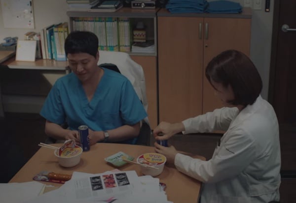 《機智醫生生活》第1季結局留懸念！雋婠CP大危機？這對「狂吻」進度超前，敲碗第2季