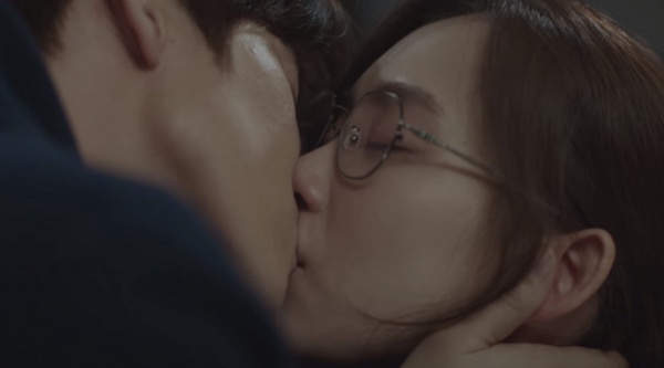 《機智醫生生活》第1季結局留懸念！雋婠CP大危機？這對「狂吻」進度超前，敲碗第2季