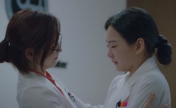 《機智醫生生活》第1季結局留懸念！雋婠CP大危機？這對「狂吻」進度超前，敲碗第2季