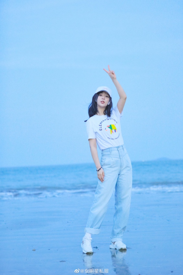 2020女生夏天穿搭提案！韓素希、迪麗熱巴、孫藝珍示範白色系穿搭，基礎單品穿出時髦感