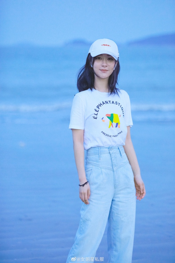 2020女生夏天穿搭提案！韓素希、迪麗熱巴、孫藝珍示範白色系穿搭，基礎單品穿出時髦感
