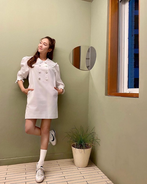 2020女生夏天穿搭提案！韓素希、迪麗熱巴、孫藝珍示範白色系穿搭，基礎單品穿出時髦感