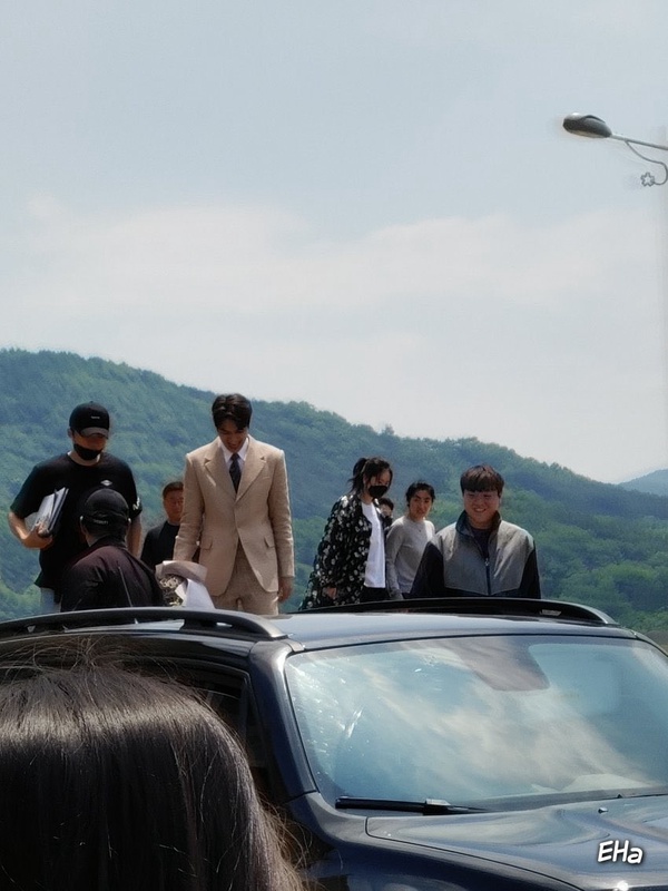 《The King:永遠的君主》結局路透照:李敏號君主西裝,大長腿&黃金比例帥翻!