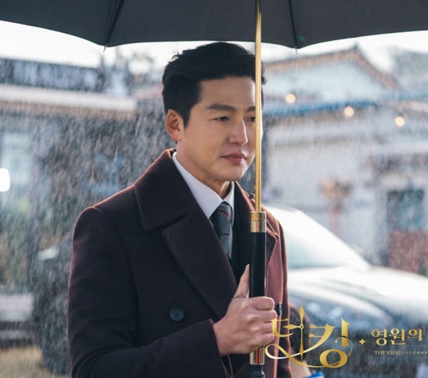 《永遠的君主》李霖越看越帥！李廷鎮曾幫周子瑜拍寫真，《順風婦產科》演過宋慧喬男友