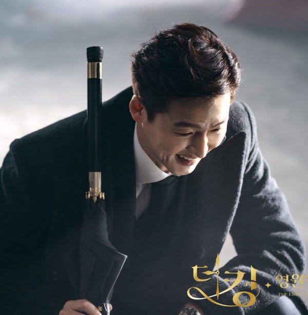 《永遠的君主》李霖越看越帥！李廷鎮曾幫周子瑜拍寫真，《順風婦產科》演過宋慧喬男友