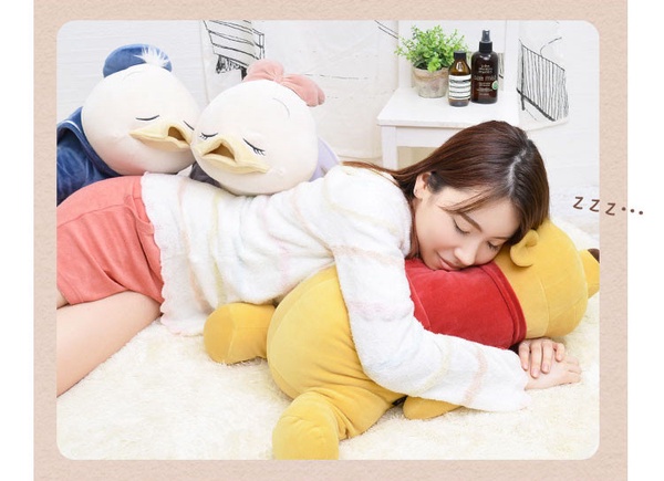 迪士尼「小熊維尼睡覺抱枕」M：4,180日元（約NT$1,150）、L：5,280日元（約NT$1,450）