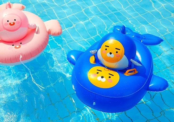 Kakao Friends「夏日海軍系列」新上市!超萌萊恩沙灘球、游泳圈陪你一起去海邊度假~