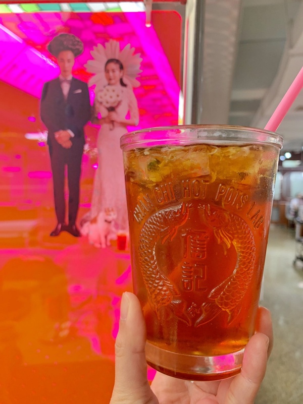 吃詹記配萬波最對味！「詹記麻辣火鍋」首度與「萬波」聯名，獨家推新品「白菊烏梅湯」