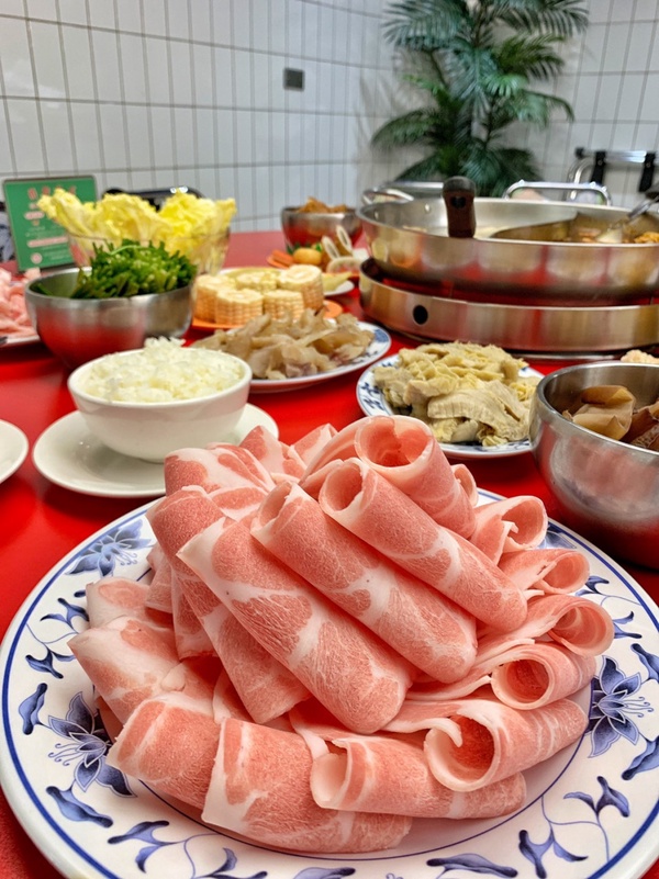 吃詹記配萬波最對味！「詹記麻辣火鍋」首度與「萬波」聯名，獨家推新品「白菊烏梅湯」