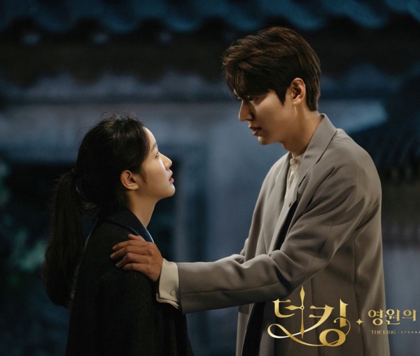 《The King：永遠的君主》結局前劇情解析8：溜溜球小孩是息笛本體！