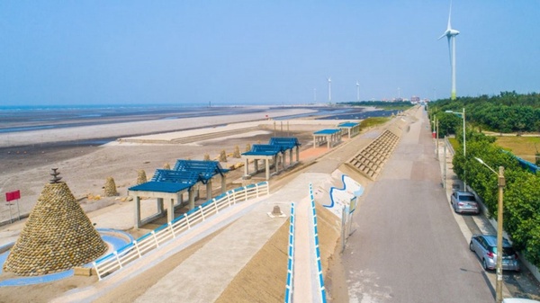 玩水＋露營一次滿足！台中「大安濱海樂園」彩色小屋、豪華帳篷，6月正式開放