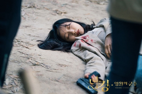 《永遠的君主》結局劇照公開！太乙滿身是血躺竹林，她也穿越？帶李霖開時空門失敗了？
