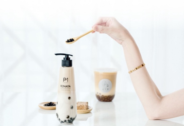 手搖品牌「PiQiMi必可蜜」與專業髮品品牌「RENATA蕾娜塔」合作，推出全台首支「珍珠奶茶洗髮精」！