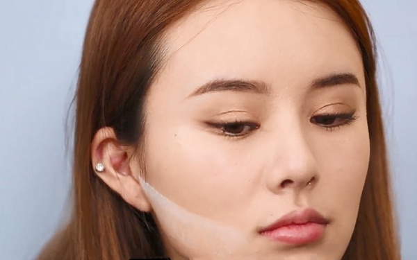 明星化妝師親授「烘焙修容法」！畫出小臉修容線、蘋果肌膨潤有感，蜜粉修容底妝更乾淨