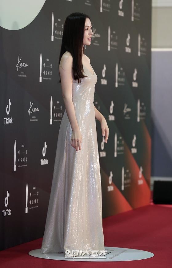 孫藝珍歷代紅毯造型1：2020百想藝術 香檳深V禮服露美胸