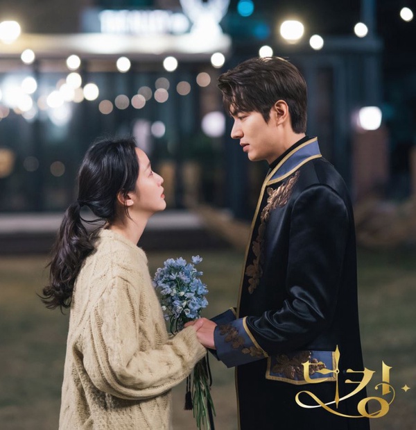 《The King：永遠的君主》結局前未解伏筆3：李袞送花梗