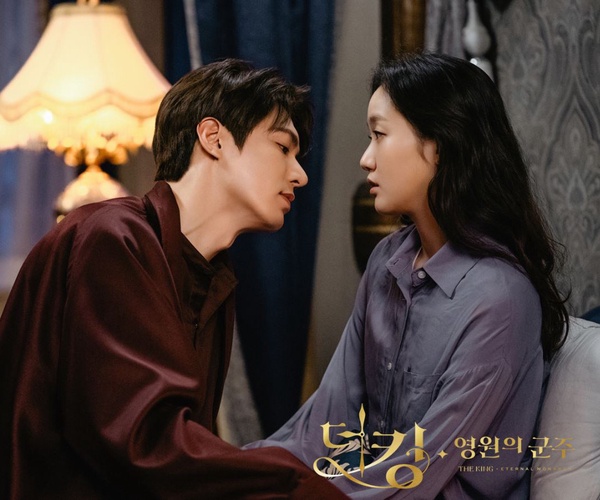 《The King：永遠的君主》李袞前後變化1：皇帝是會「斬首」別人的