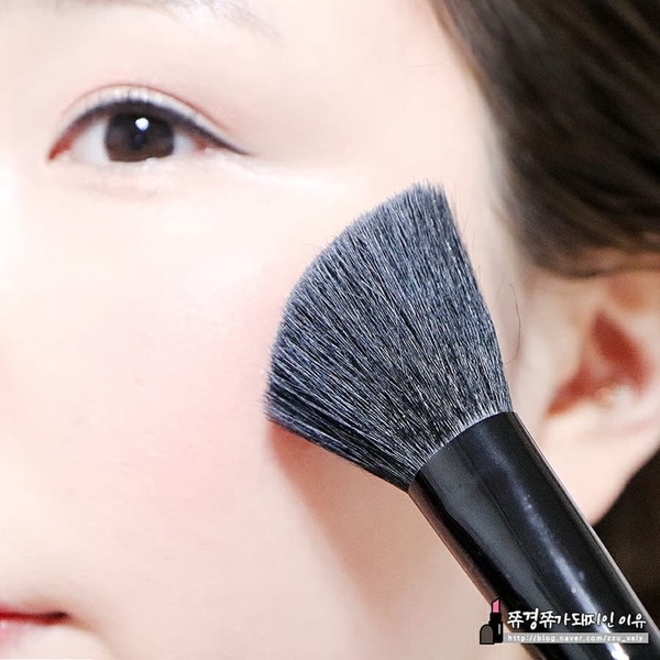 化妝師親授底妝技巧！「雙層粉底」上法必學，服貼透亮、高遮瑕度，完妝是零毛孔美肌