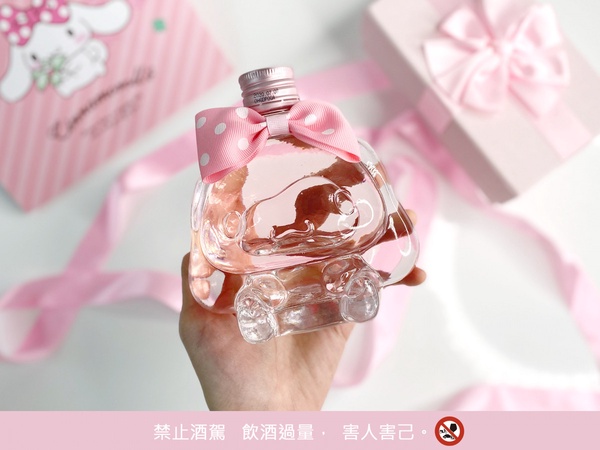 大耳狗變身粉紅香草酒!醉月「大耳狗 粉紅香草酒」手工製作的立體瓶身,超商獨家預購
