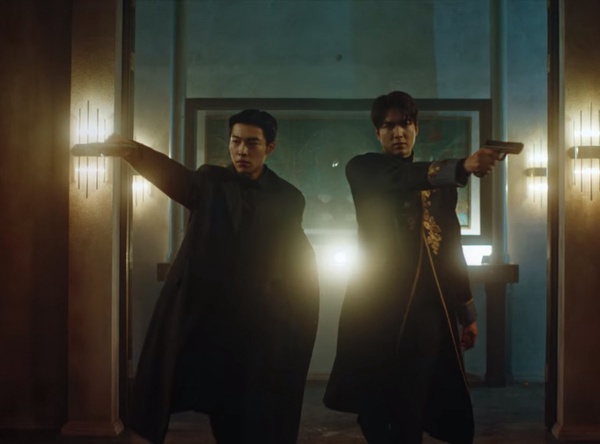 《The King:永遠的君主》致敬的彩蛋細節1:《鬼怪》袞影帥氣舉槍