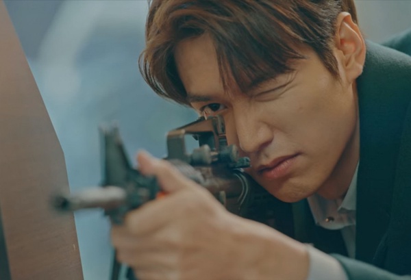 《The King:永遠的君主》致敬的彩蛋細節2:《太陽的後裔》射擊攤