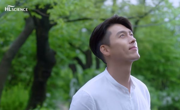 玄彬夏日男友照合輯！玄彬化身清爽森林系男友，海風吹亂白襯衫，看玄彬帥照都不熱了！