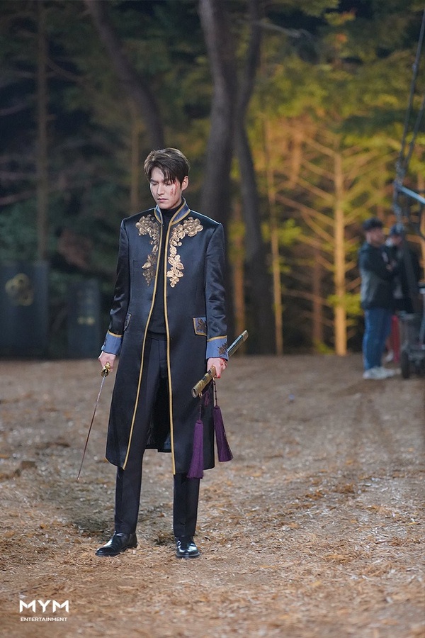 《The King:永遠的君主》李敏鎬皇帝造型回顧1:歐風宮廷裝